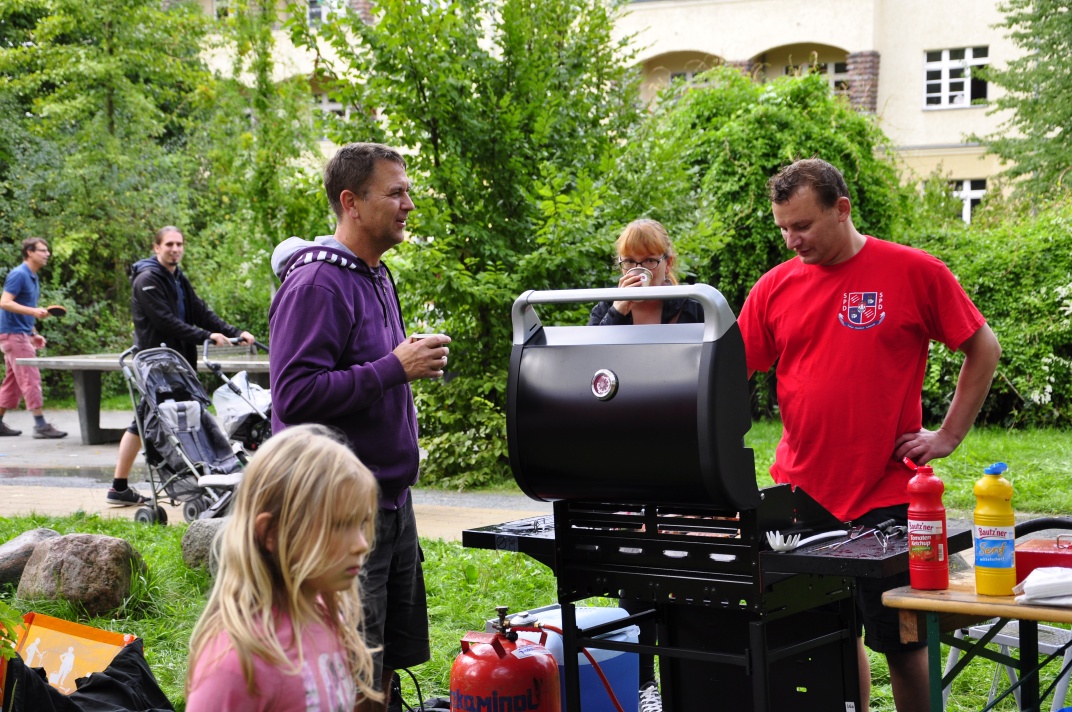 und frisch gegrillten Würstchen